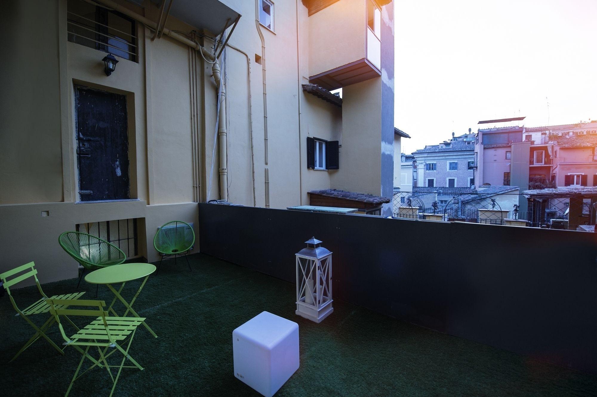 Magenta Pantheon Navona Couette-café